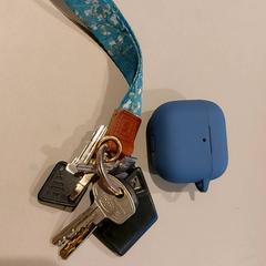 Chaves & Airpod Blue cover and blue blossom keychain, como reportado por TU/e - Receptie Neuron utilizando o iLost