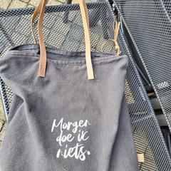 Grijze tas met tekst Morgen doe ik niets, jak bylo nahlášeno na iLost