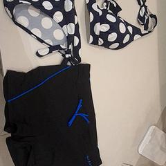 Vestits de bany Donker blauwe bikini en zwembroek, segons ha informat Van der Valk Hotel Schiphol mitjançant iLost