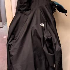 재킷 Black North Face, iLost를 사용하여 KABUL à GoGo / Teatro에 보고됨