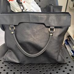 حقيبة يد، كما تم الإبلاغ عنه بواسطة Arriva Infoshop Enschede عبر iLost