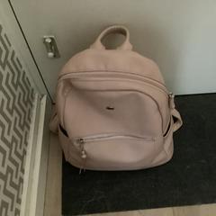 Beige rugzak がiLostに報告されました