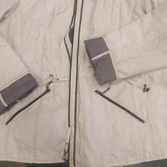 Korte jas licht roze, ha sido reportado por Rotterdam The Hague Airport con iLost