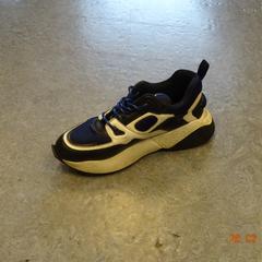 Sneaker blauw wit zwart, amint azt Gemeente Leopoldsburg az iLost segítségével jelentette.