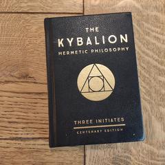 Boek the Kybalion, segundo informou a iLost