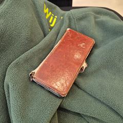Telefon in bruin hoesje en groene sweater er bij., gemeldet von Gemeente Wageningen über iLost