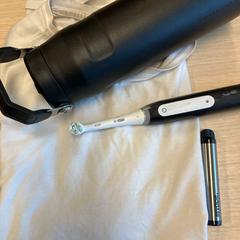 Brosse à dents, Bouteille & Tshirt, a été signalé par Amsterdam ID Aparthotel utilisant iLost