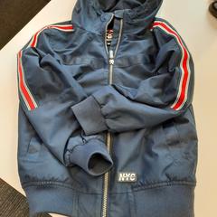 Kinderjas Donkerblauw rood katoen, jak nahlášeno Connexxion Zeeuws-Vlaanderen pomocí iLost