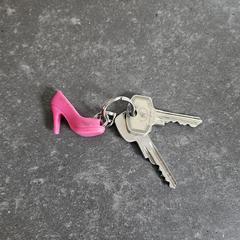 Twee huissleutels met roze rubber naaldhak, jak bylo nahlášeno na iLost