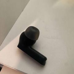 إيربود black، كما تم الإبلاغ عنه بواسطة Room Mate Bruno عبر iLost
