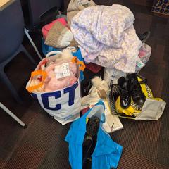 Paquete de ropa, ha sido reportado por Amsterdam ID Aparthotel con iLost