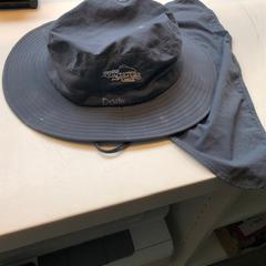 sun-hat grey with flap, as reported by Van Gogh Museum using iLost