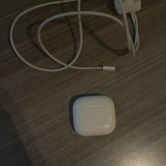 Fülhallgató & iPhone töltő, amint azt Van der Valk Hotel Haarlem az iLost segítségével jelentette.