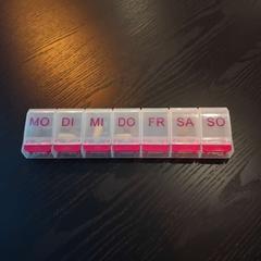 Krabička na lieky Transparent/Pink, ako bolo nahlásené Leonardo Hotel Amsterdam Rembrandtpark pomocou iLost