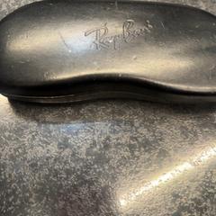 Des lunettes de soleil, a été signalé par Rotterdam The Hague Airport utilisant iLost