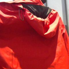 Coat rouge imperméable, as reported by Relais Azalys using iLost