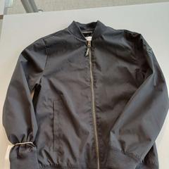 Jas zwart, blouson met rits, zoals gemeld door Centraal magazijn met iLost