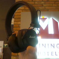 Kopfhörer Blaclk, gemeldet von MEININGER Hotel Hamburg City Center über iLost