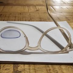 Bril - licht doorzigtig roze plastic, klein model, as reported to iLost