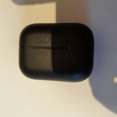 İLost kullanarak TCL tarafından bildirildiği gibi Airpod'lar durumda noir