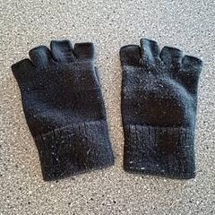 Gloves, as reported by Connexxion Amstelveen using iLost