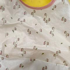 Babete Blanc motif fleurs rose, como reportado por IKEA Lille utilizando o iLost