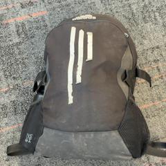 Mochila Zwart, ha sido reportado por Connexxion Amstelland-Meerlanden Schiphol Noord con iLost