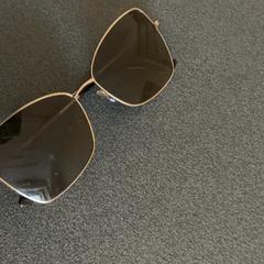 Sluneční brýle, jak nahlášeno Schönbrunn "Group Center" pomocí iLost