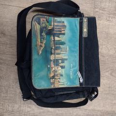 Schoudertas, segons ha informat Connexxion Noord Holland Noord Alkmaar mitjançant iLost