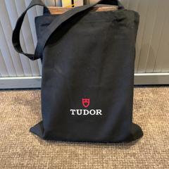 Táska + inhoud, amint azt Van der Valk Hotel Apeldoorn - De Cantharel az iLost segítségével jelentette.