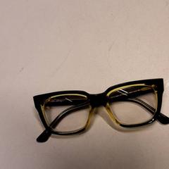 Szemüveg, amint azt Qbuzz ZHN az iLost segítségével jelentette.