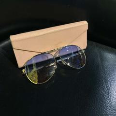 Ulleres de sol, segons ha informat Room Mate Bruno mitjançant iLost