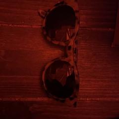 Gafas de sol, segundo informou Into The Great Wide Open usando iLost