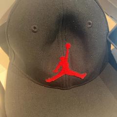 Bejzbalová čiapka, ako bolo nahlásené Pathé Nijmegen pomocou iLost