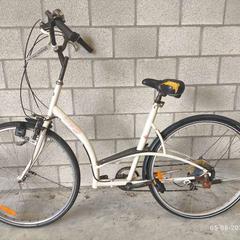 Bicicleta Decathlon damesfiets wit, segons ha informat Verloren Fietsen mitjançant iLost
