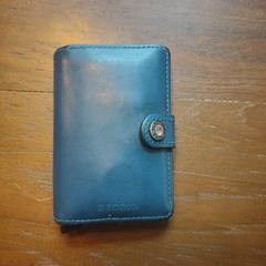 Blauwe pashouder / portemonnee, som rapporterats till iLost