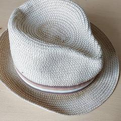 Kleding - Hoed, a été signalé par Centraal magazijn utilisant iLost