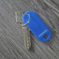 Sleutel met plastic blauwe label. a été signalé sur iLost