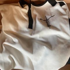 Genser “Jesus” tekst, som rapportert av Attractie- & Vakantiepark Slagharen ved bruk av iLost