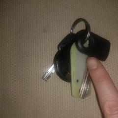 house keys / car keys ?, amint azt az iLostnak jelentették.