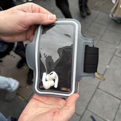 AirPods in hardloophoesje, iLost-i jakinarazi zaion moduan