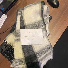 Šátek zwart en wit, jak nahlášeno Haven Hotel Rotterdam pomocí iLost