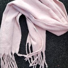 숄 Roze Anna field sjaal, iLost를 사용하여 Schaatsbaan Rotterdam에 보고됨