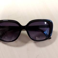 Betaurrekoak - Zonnebril, gisa salatu by Regio Oost-Vlaanderen iLost erabiliz