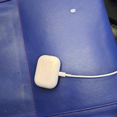 Airpods case + oplaadsnoer, segons s'ha informat a iLost