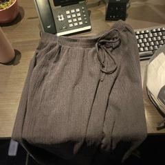 Nadrág bruine broek, amint azt Haven Hotel Rotterdam az iLost segítségével jelentette.