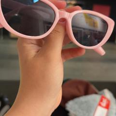 Okulary słoneczne Pink, zgłoszono przez Pathé Nijmegen przy użyciu iLost