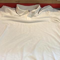 White Polo TShirt and black shorts, segons ha informat MEININGER Hotel Berlin "Mitte" Humboldthaus mitjançant iLost