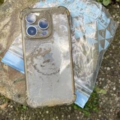 Iphone met zand en zeewater, segundo informou a iLost