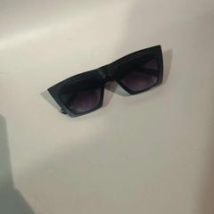 Des lunettes de soleil Black, a été signalé par Room Mate Bruno utilisant iLost